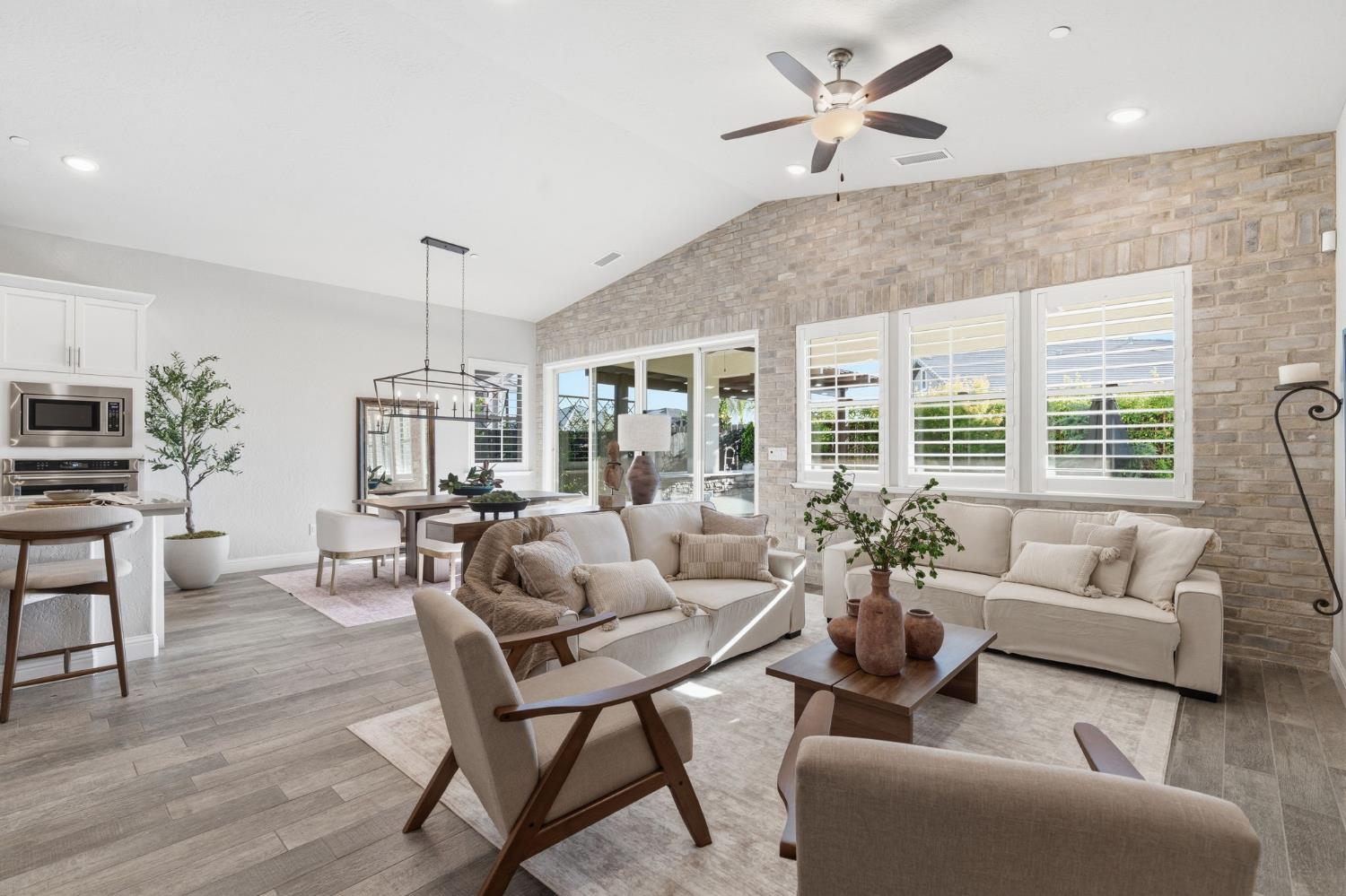 1758 N Carson Ave, Clovis, CA 93619