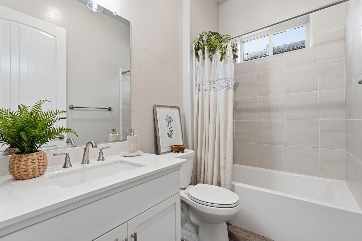 1758 N Carson Ave, Clovis, CA 93619