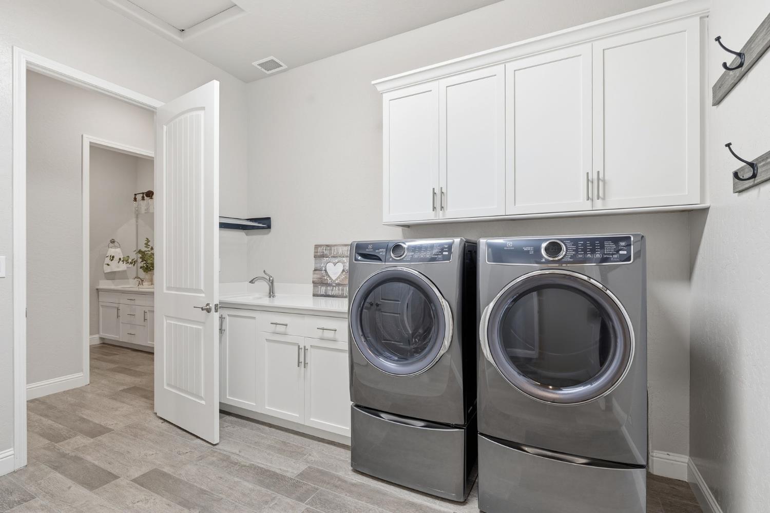 1758 N Carson Ave, Clovis, CA 93619