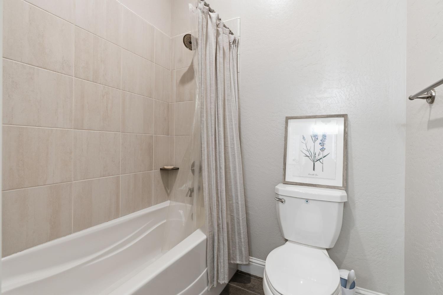 1758 N Carson Ave, Clovis, CA 93619