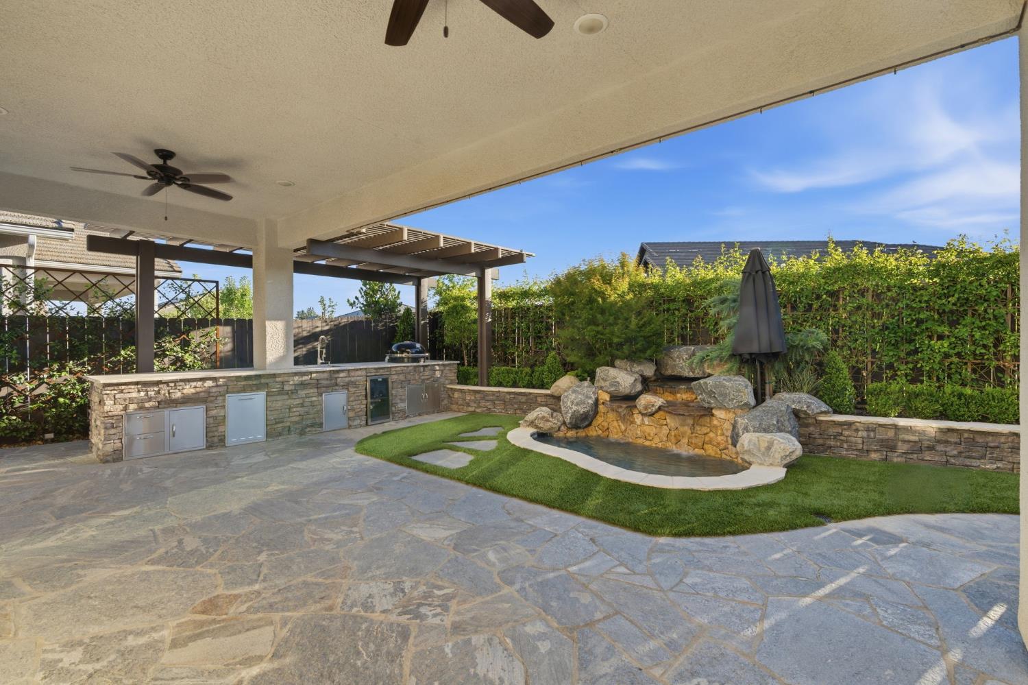 1758 N Carson Ave, Clovis, CA 93619