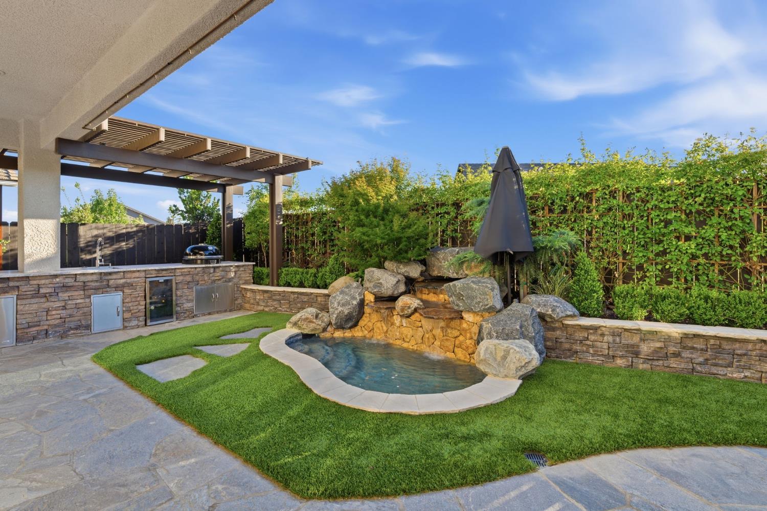 1758 N Carson Ave, Clovis, CA 93619