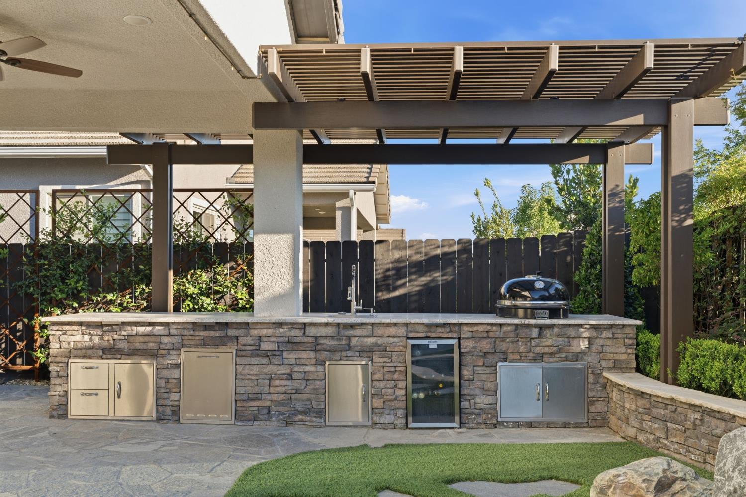 1758 N Carson Ave, Clovis, CA 93619