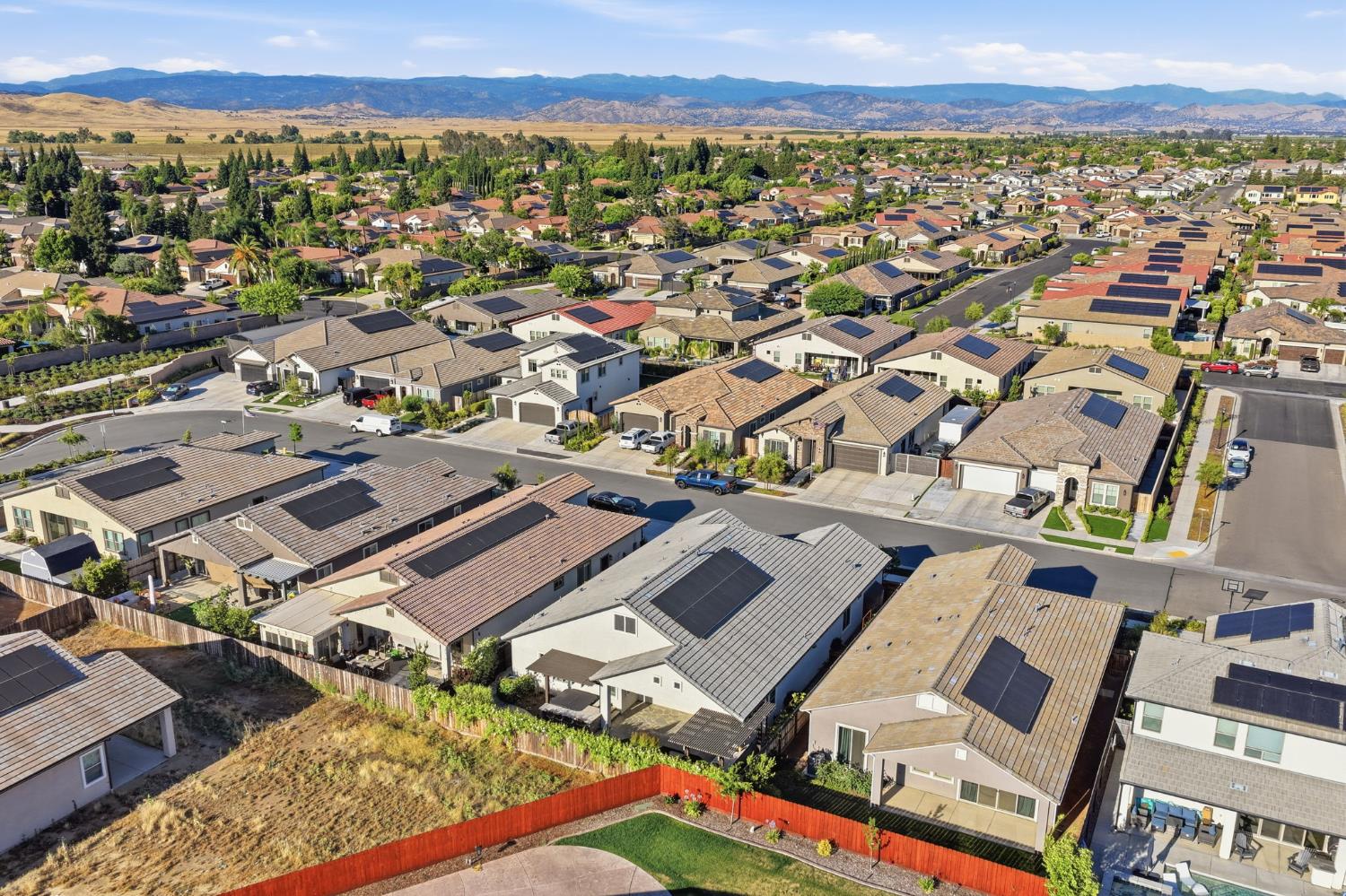 1758 N Carson Ave, Clovis, CA 93619