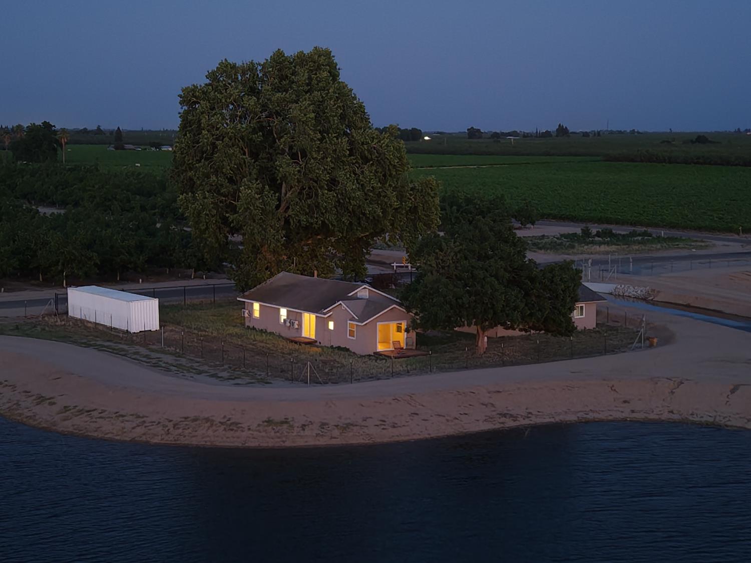 2545 N Siskiyou Ave, Kerman, CA 93630