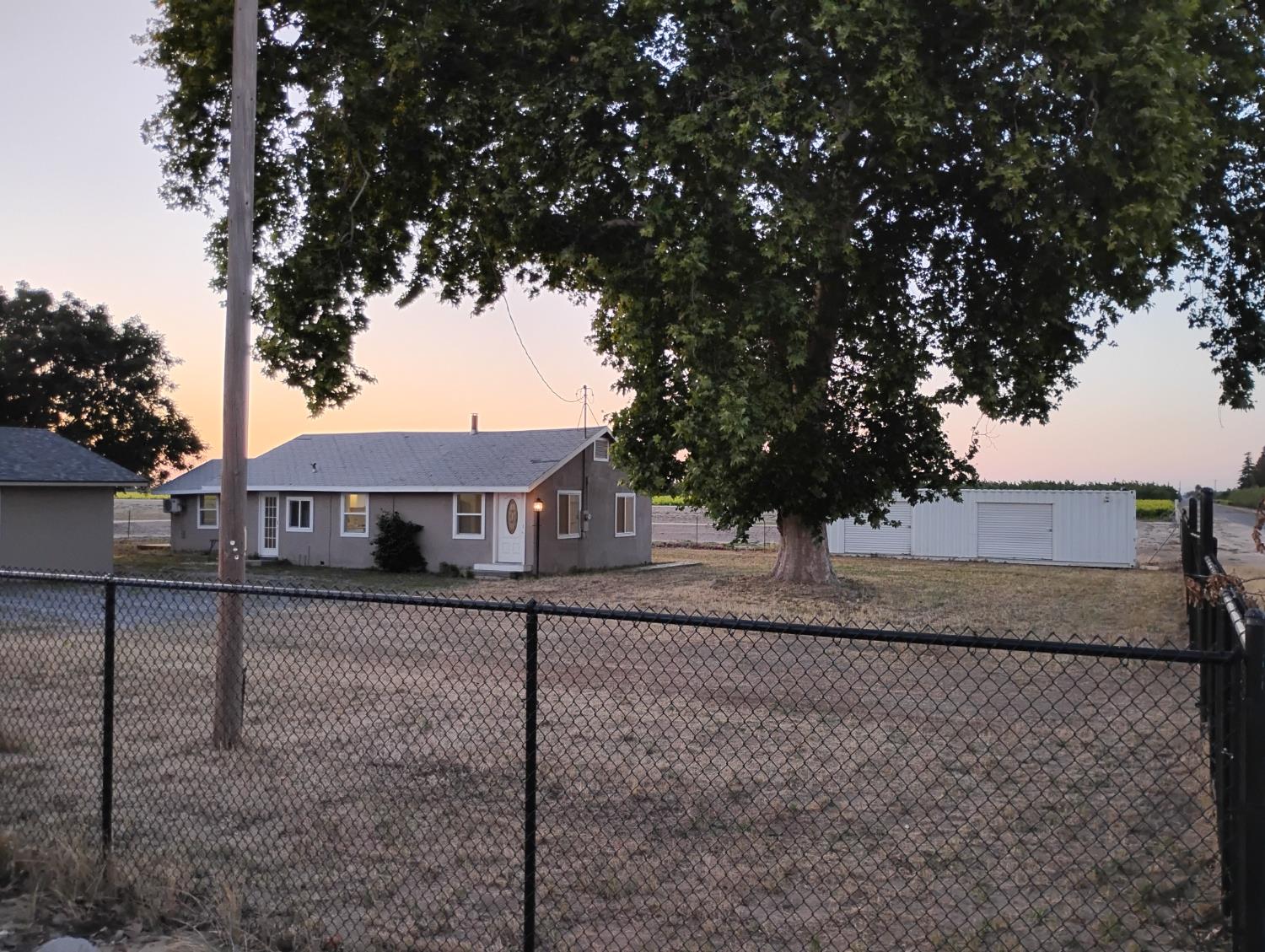 2545 N Siskiyou Ave, Kerman, CA 93630