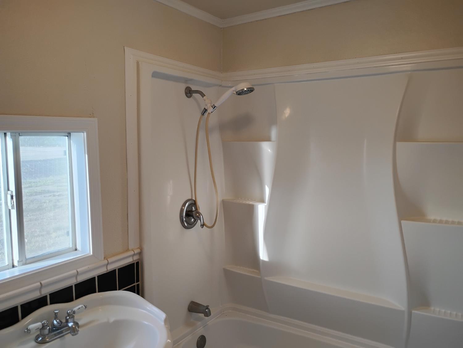 2545 N Siskiyou Ave, Kerman, CA 93630