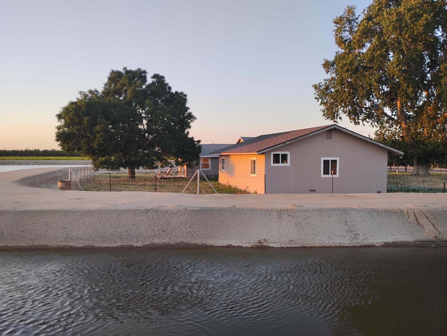 2545 N Siskiyou Ave, Kerman, CA 93630