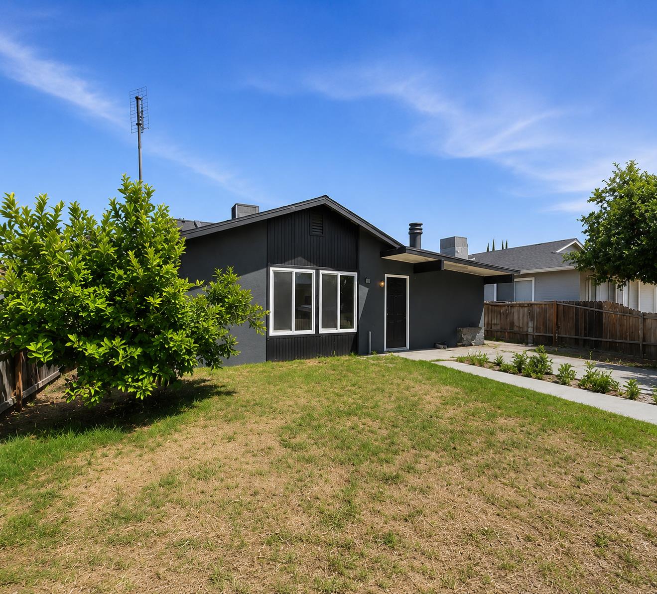 12656 W H St, Biola, CA 93606
