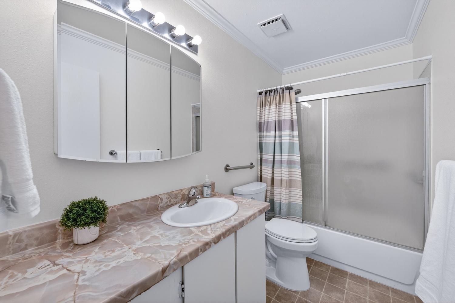 4504 N Valentine Ave #160, Fresno, CA 93722