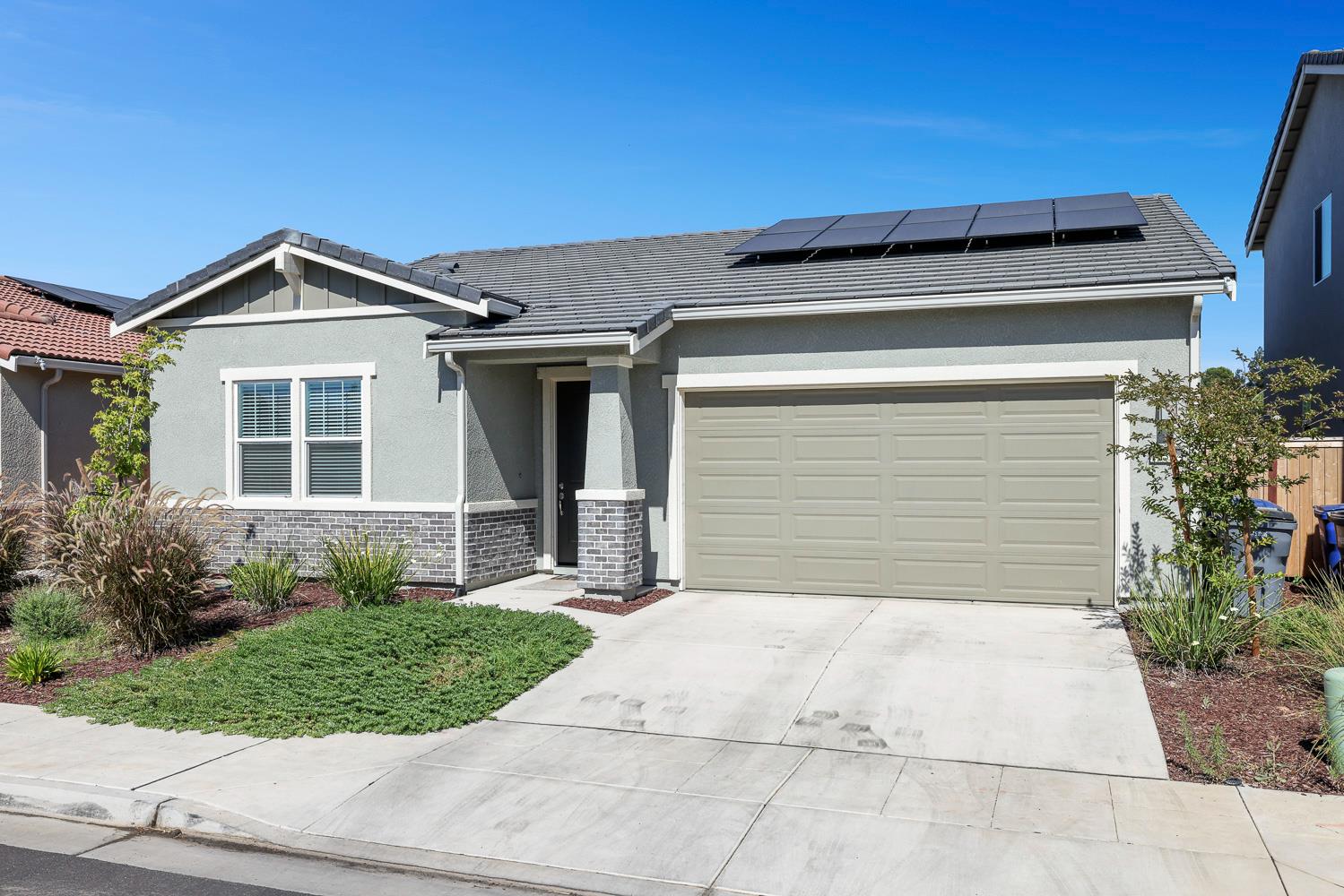 636 N Apricot Ave, Fresno, CA 93727