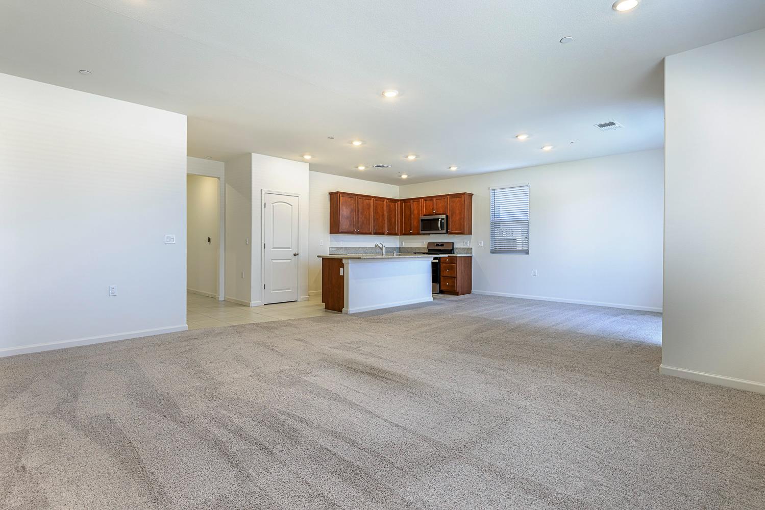 636 N Apricot Ave, Fresno, CA 93727