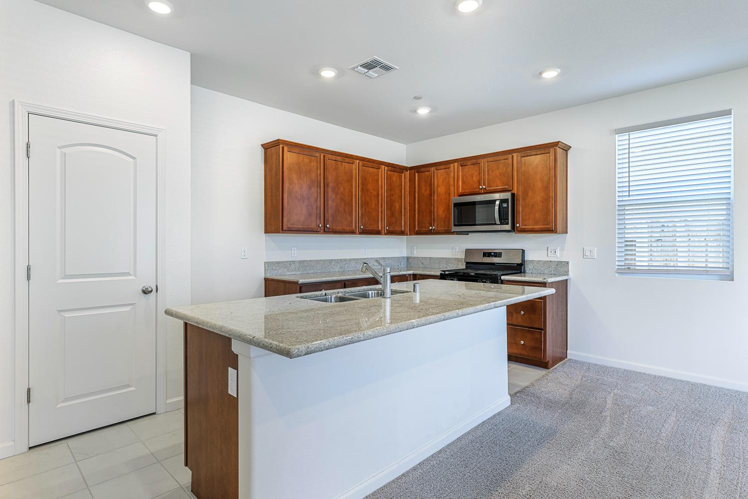 636 N Apricot Ave, Fresno, CA 93727