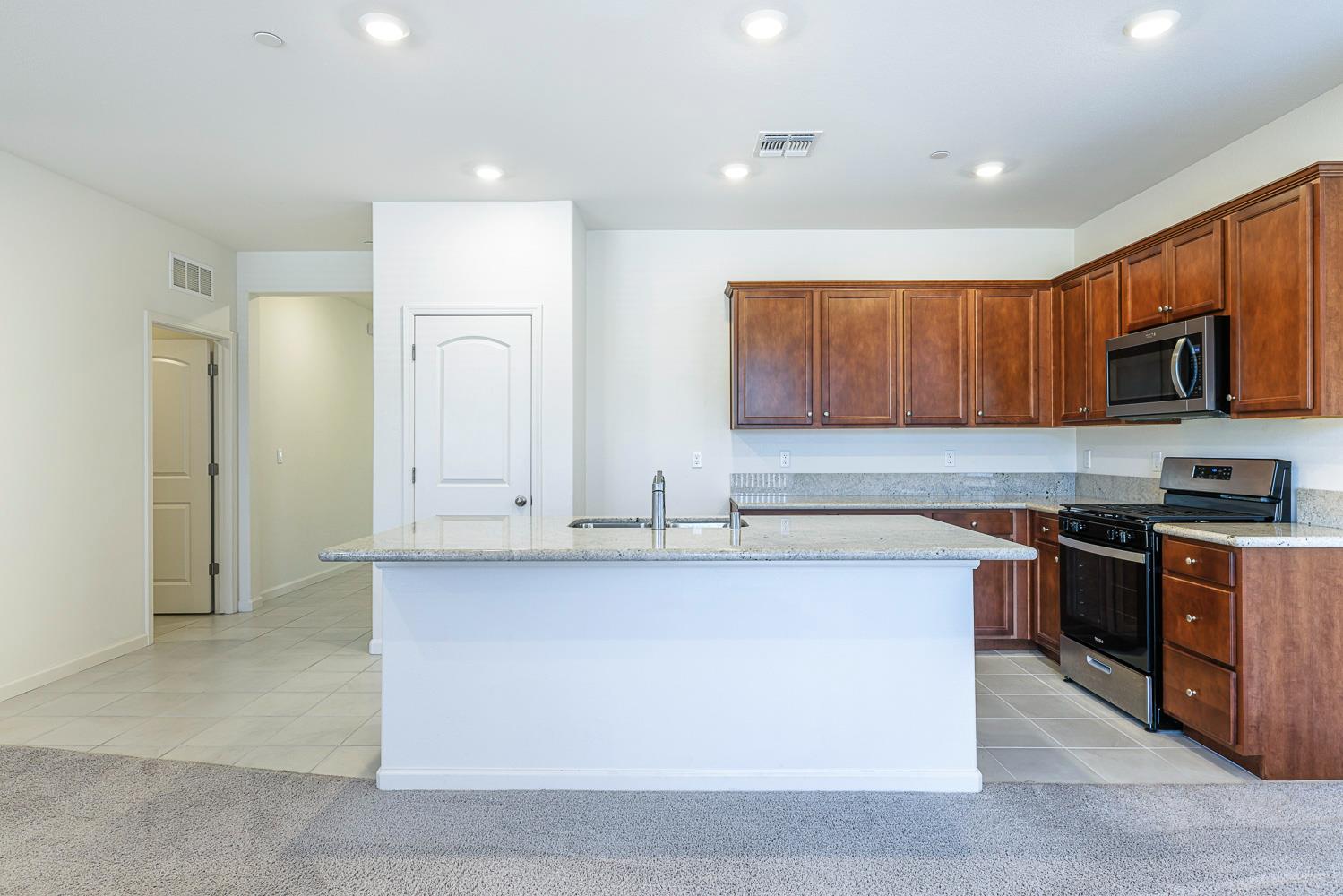 636 N Apricot Ave, Fresno, CA 93727