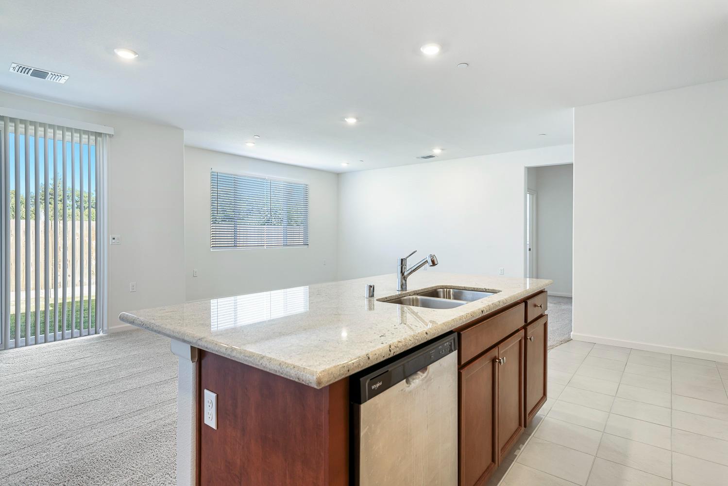 636 N Apricot Ave, Fresno, CA 93727