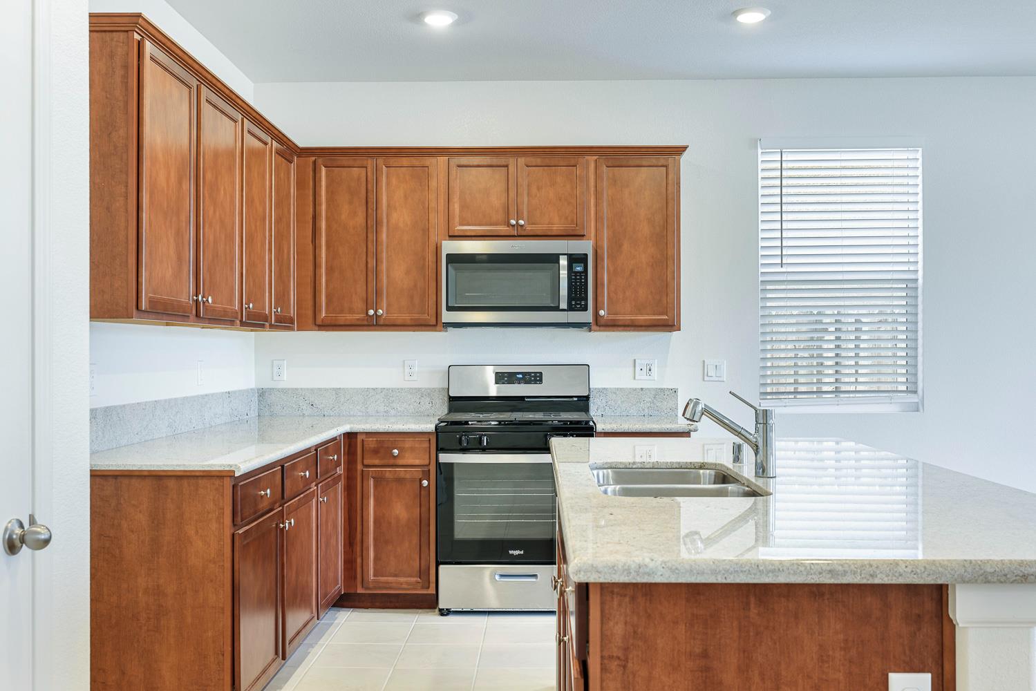 636 N Apricot Ave, Fresno, CA 93727