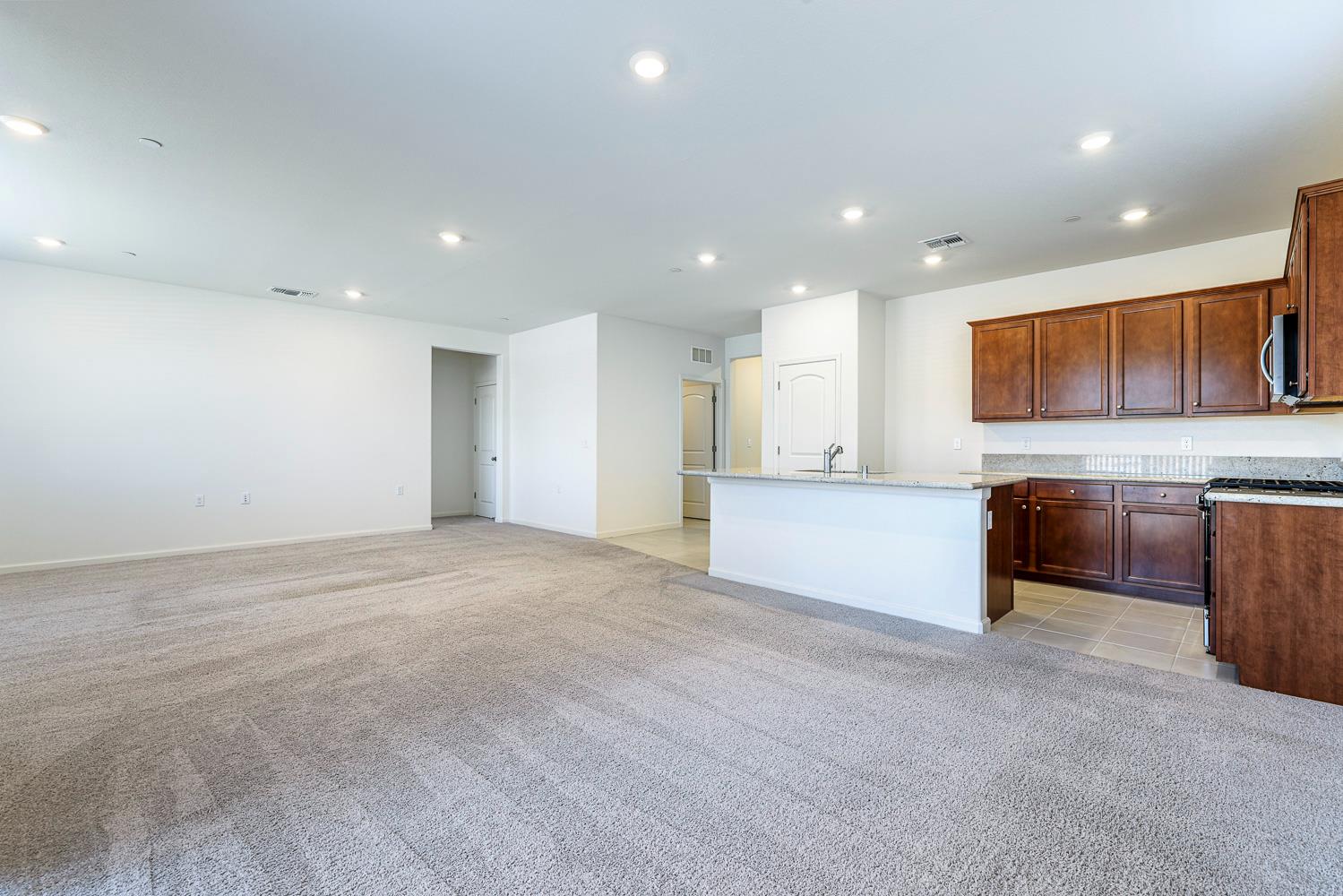 636 N Apricot Ave, Fresno, CA 93727