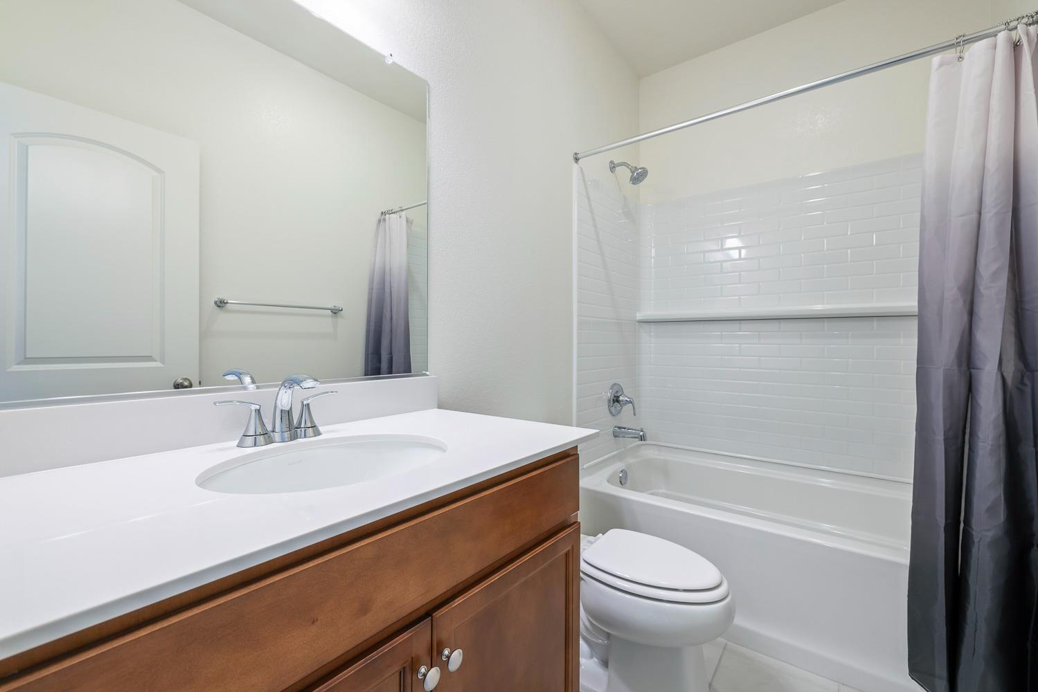 636 N Apricot Ave, Fresno, CA 93727