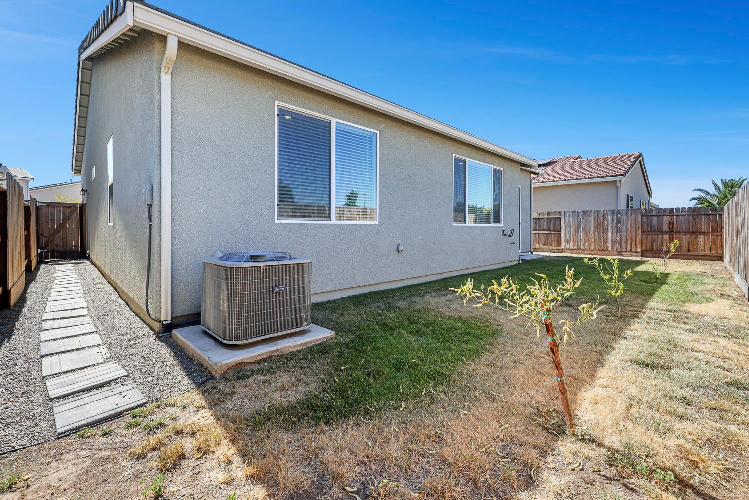 636 N Apricot Ave, Fresno, CA 93727