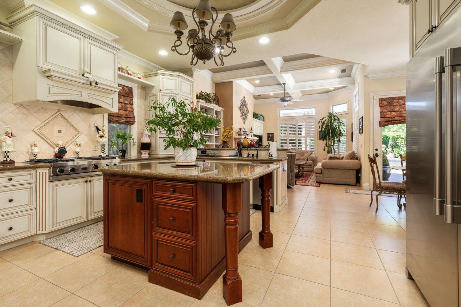 1823 Decatur Ave, Clovis, CA 93611