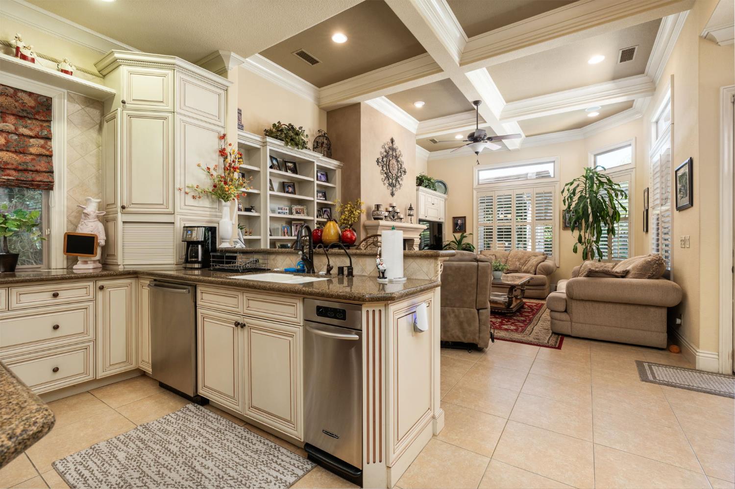 1823 Decatur Ave, Clovis, CA 93611
