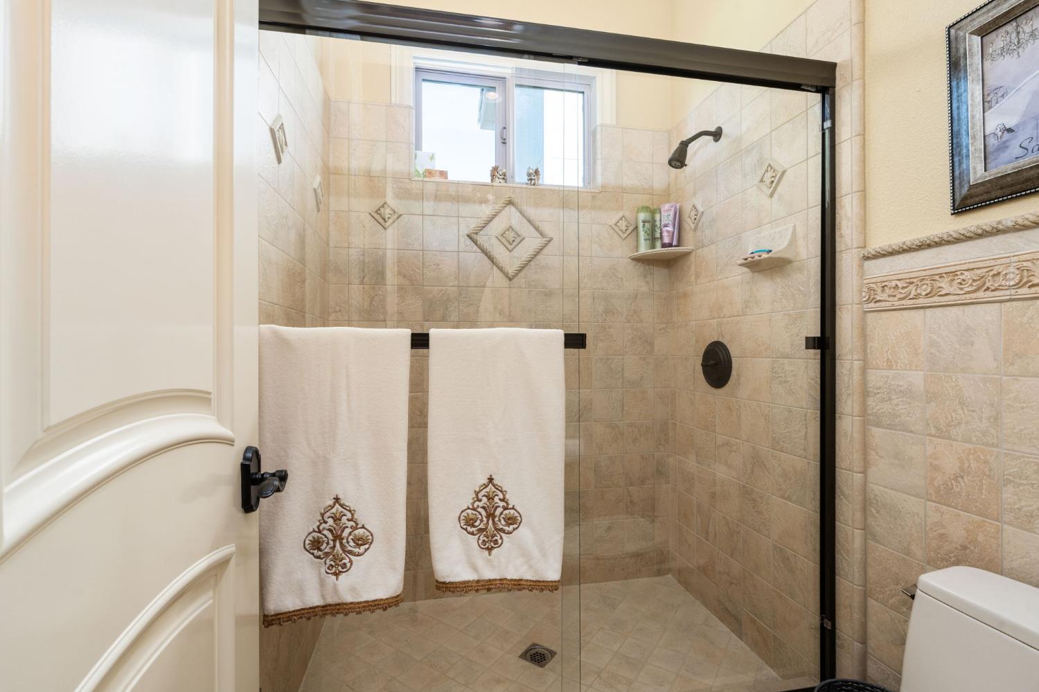 1823 Decatur Ave, Clovis, CA 93611