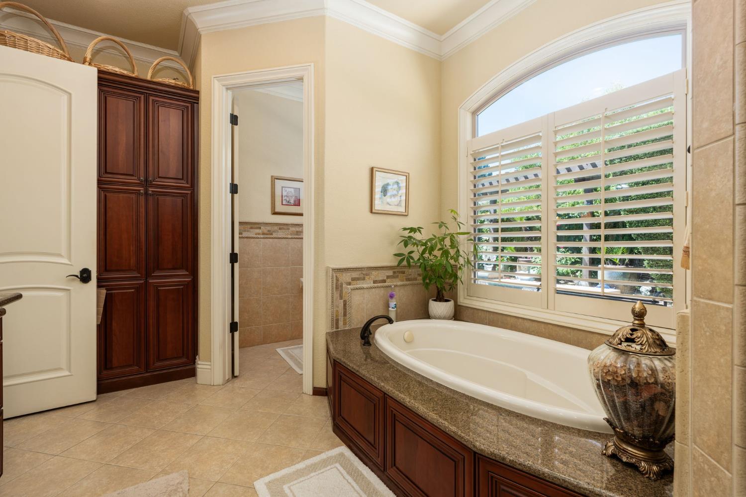 1823 Decatur Ave, Clovis, CA 93611