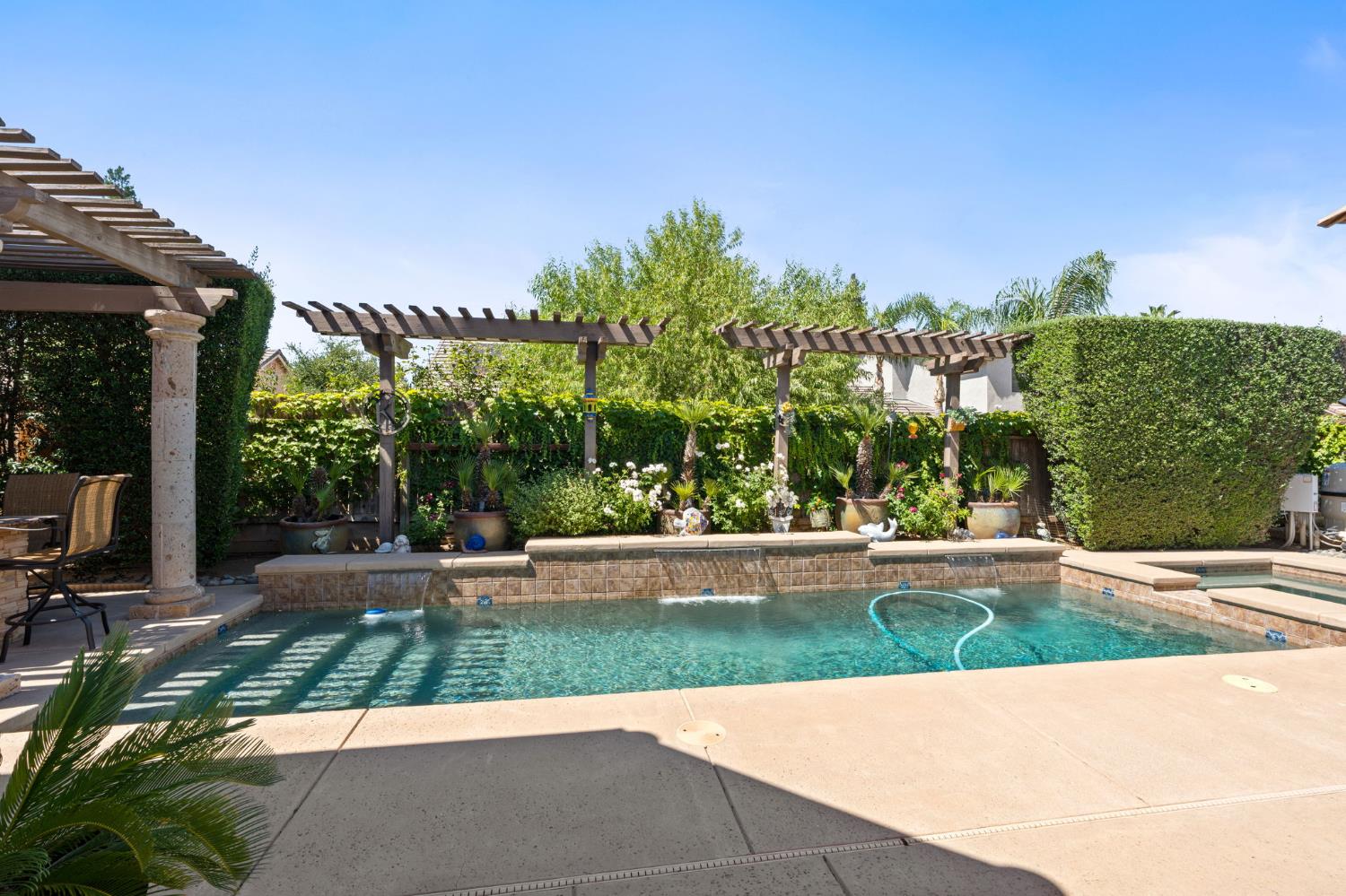 1823 Decatur Ave, Clovis, CA 93611