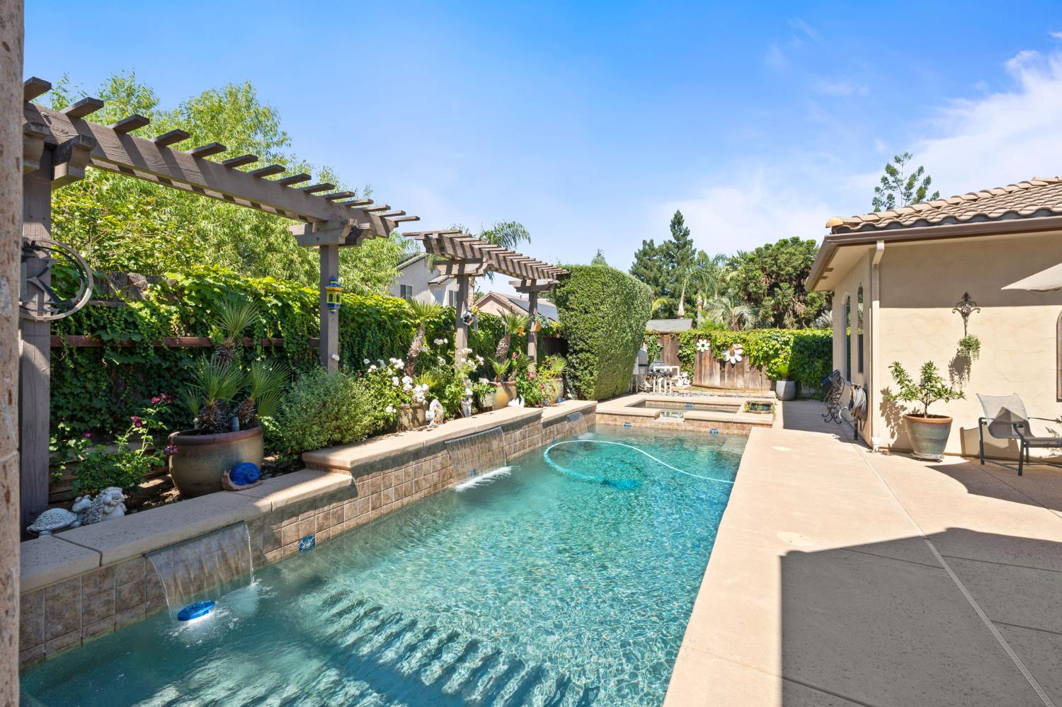 1823 Decatur Ave, Clovis, CA 93611