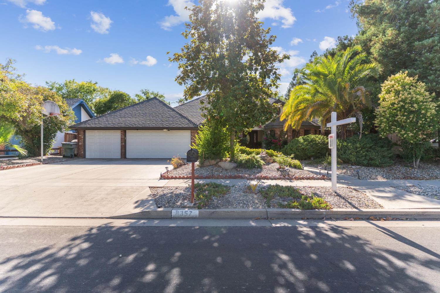 8357 N 1St St, Fresno, CA 93720