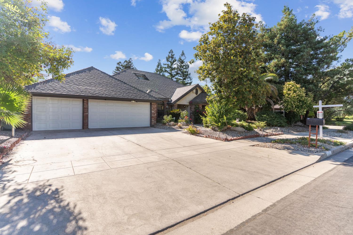8357 N 1St St, Fresno, CA 93720