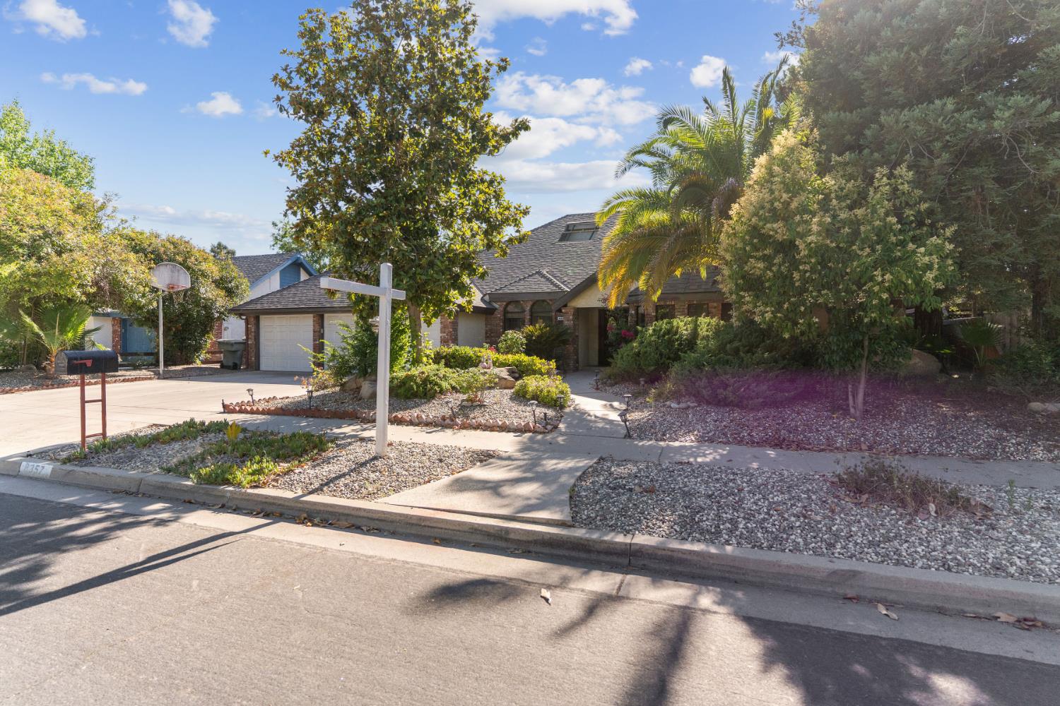 8357 N 1St St, Fresno, CA 93720