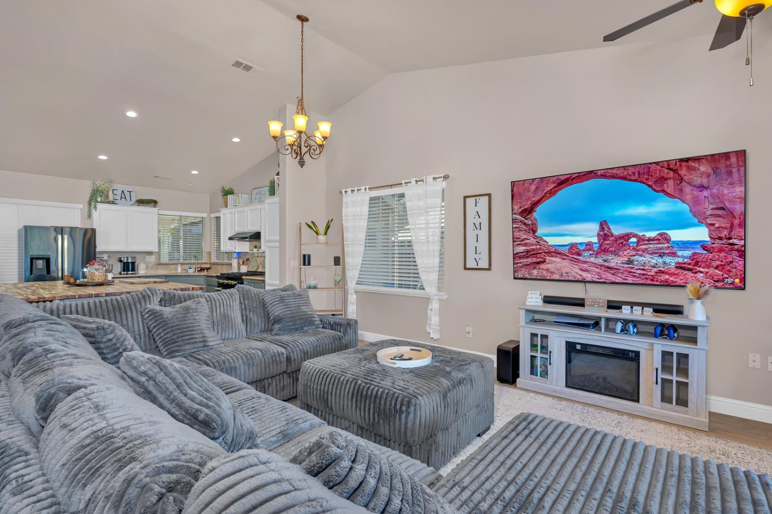 2512 Keats Ave, Clovis, CA 93611