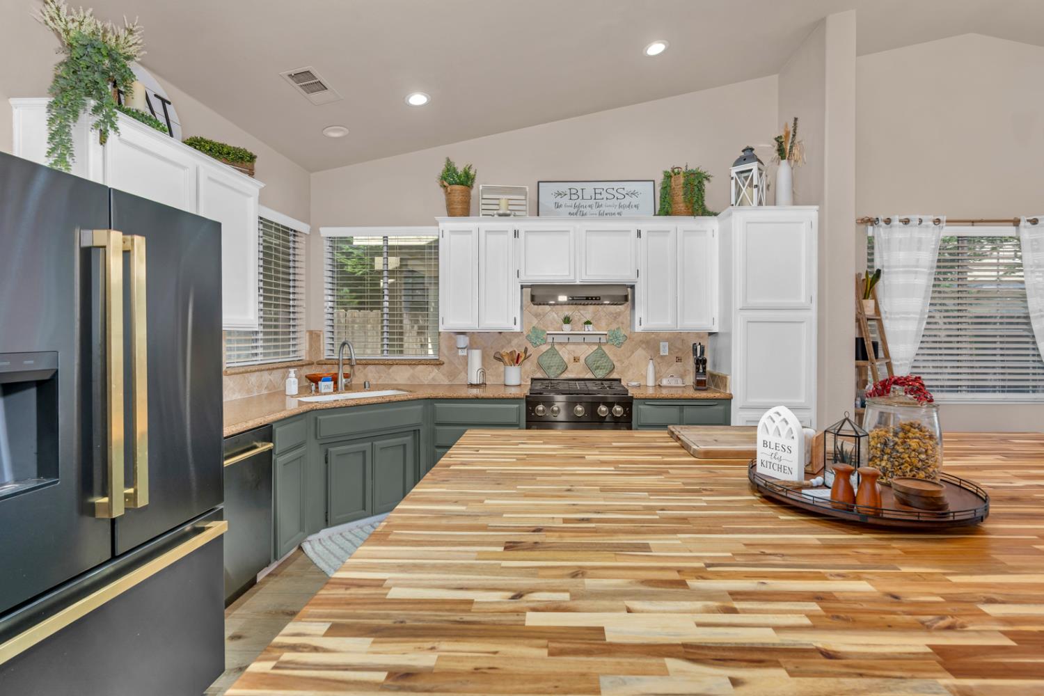 2512 Keats Ave, Clovis, CA 93611