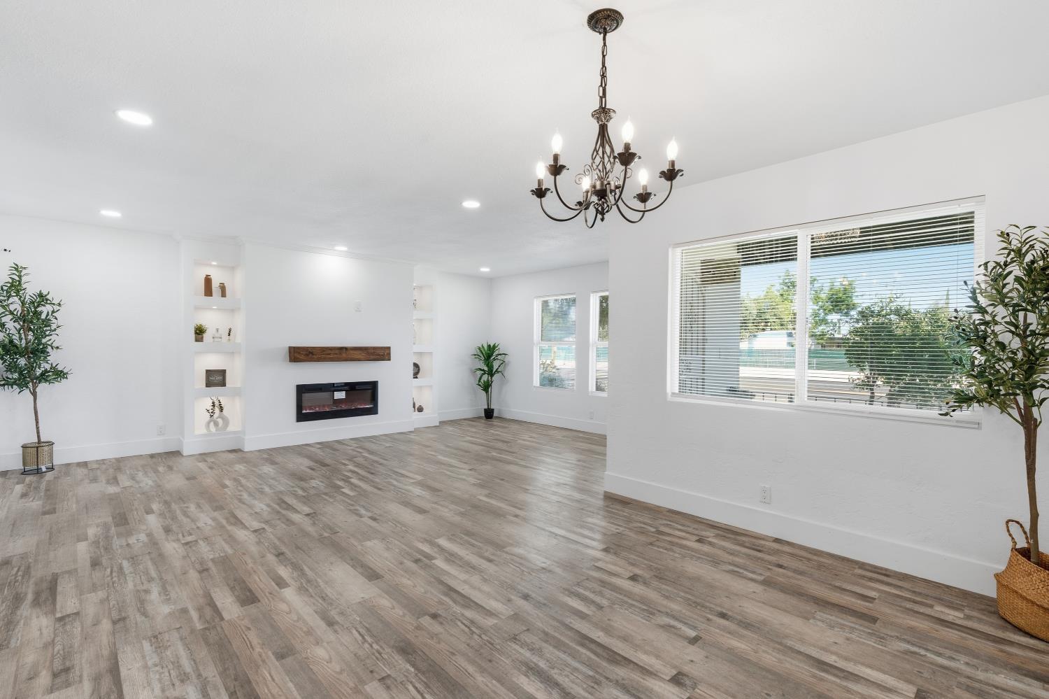 3413 N Millbrook Ave, Fresno, CA 93726