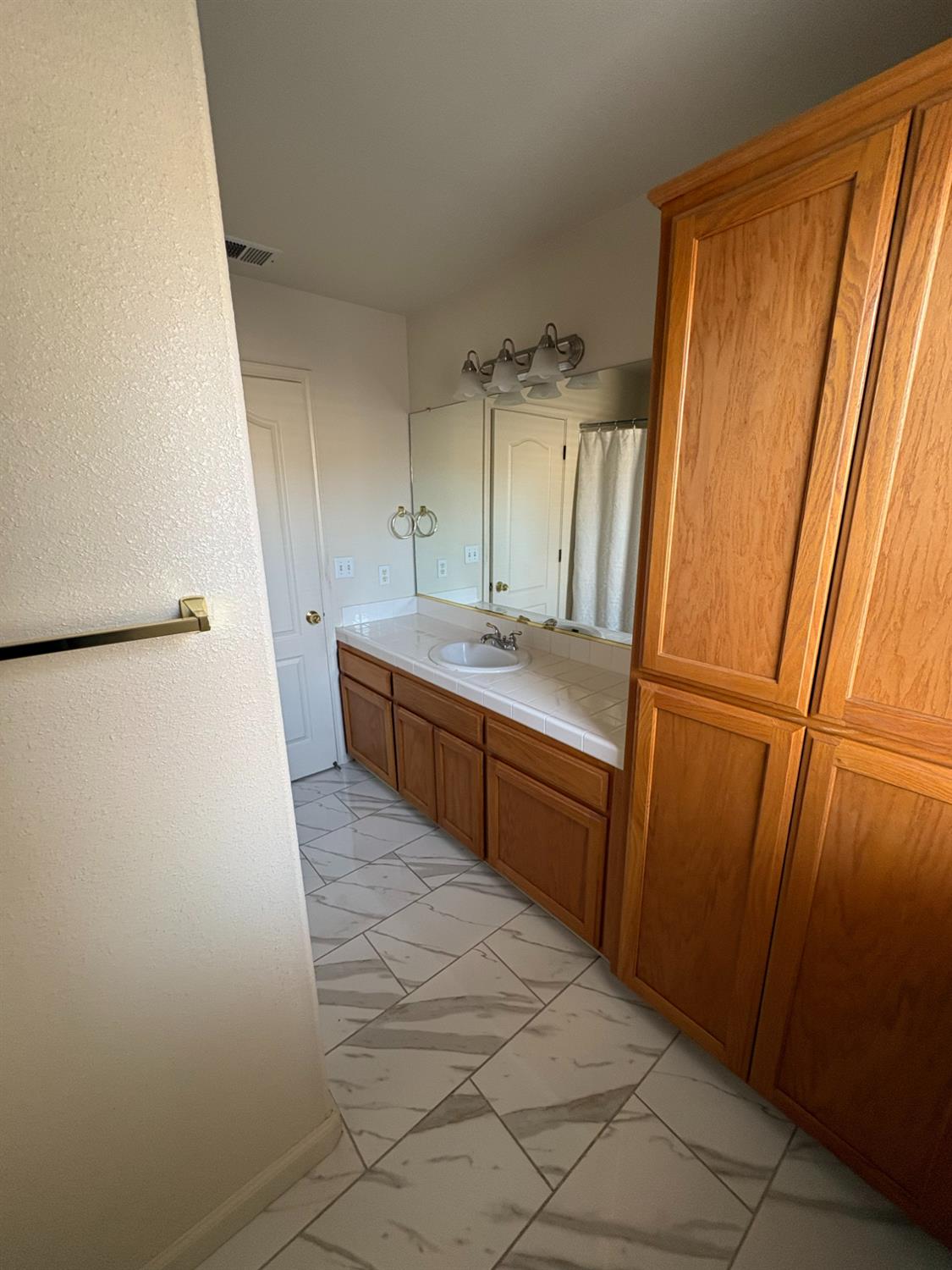 8002 N 5Th St, Fresno, CA 93720
