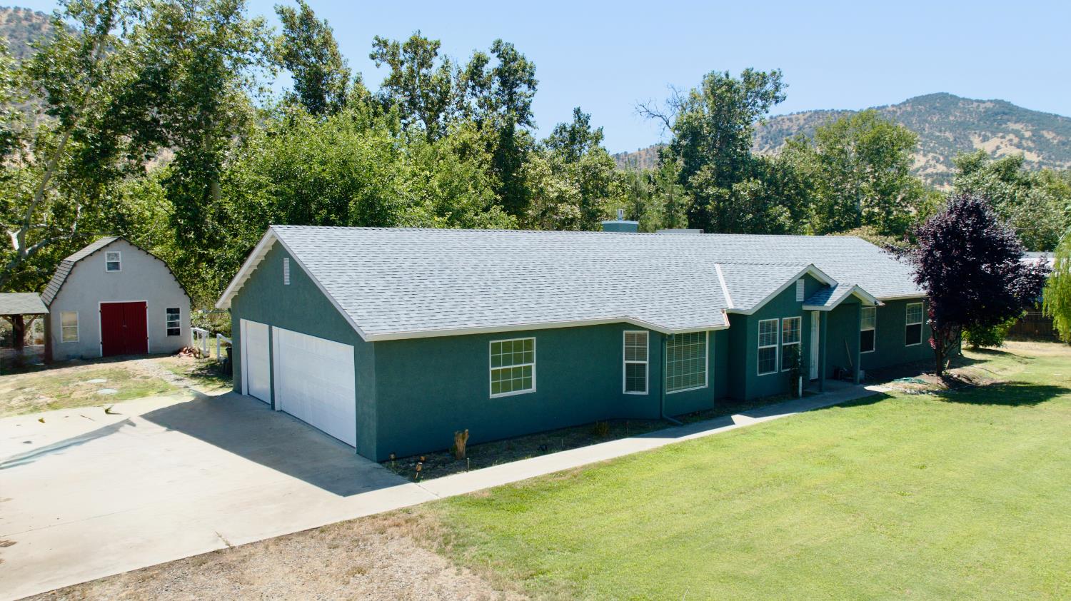 7557 Live Oak Dr, Sanger, CA 93657