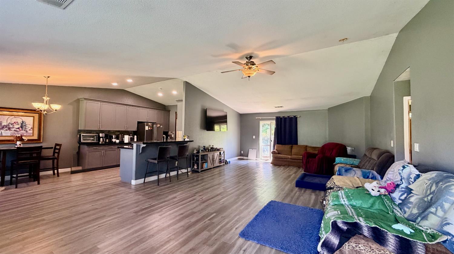 7557 Live Oak Dr, Sanger, CA 93657