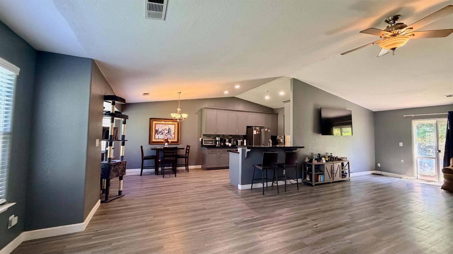 7557 Live Oak Dr, Sanger, CA 93657