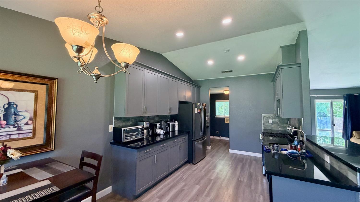 7557 Live Oak Dr, Sanger, CA 93657