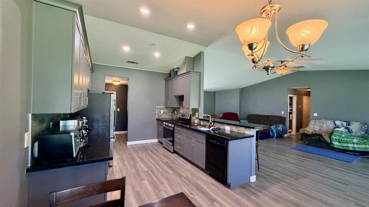 7557 Live Oak Dr, Sanger, CA 93657