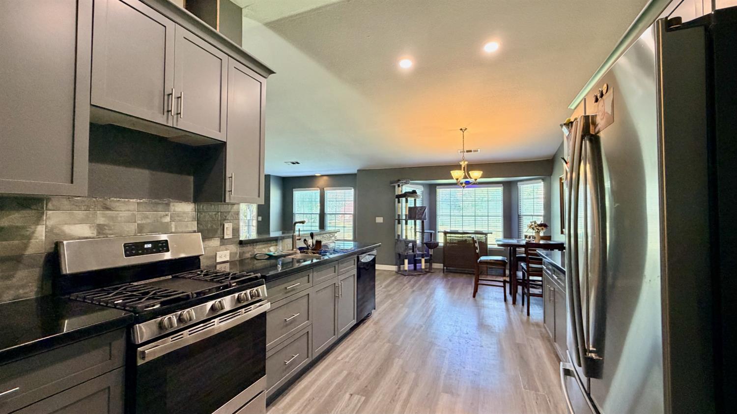 7557 Live Oak Dr, Sanger, CA 93657