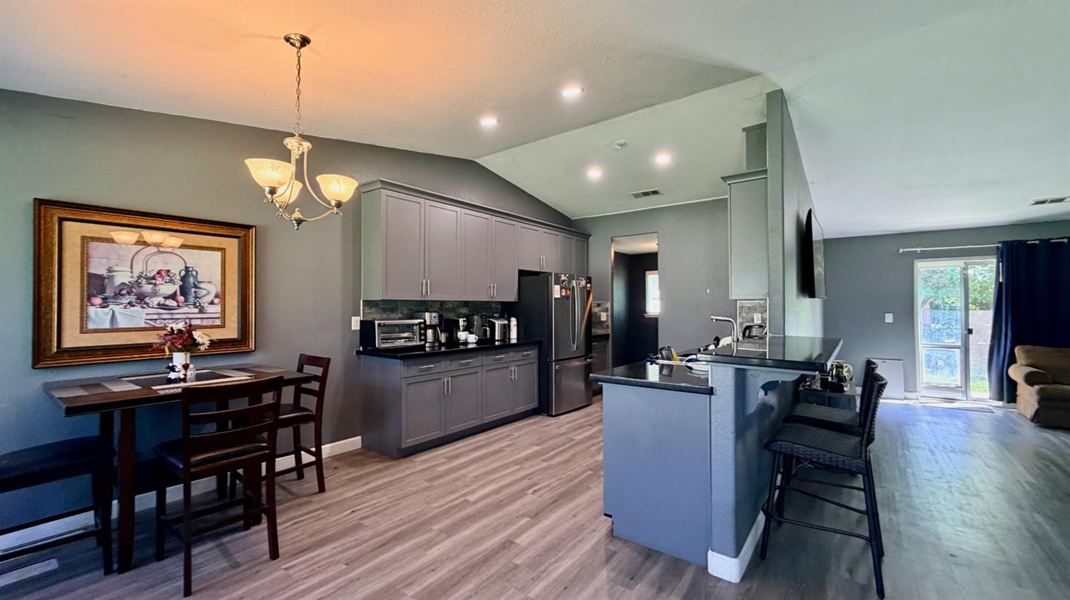 7557 Live Oak Dr, Sanger, CA 93657