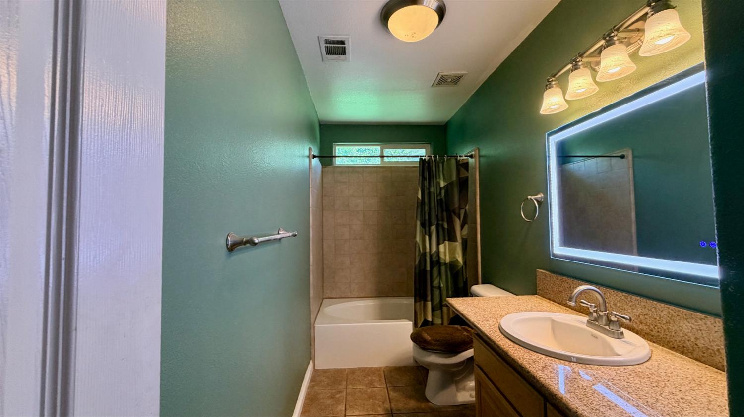 7557 Live Oak Dr, Sanger, CA 93657