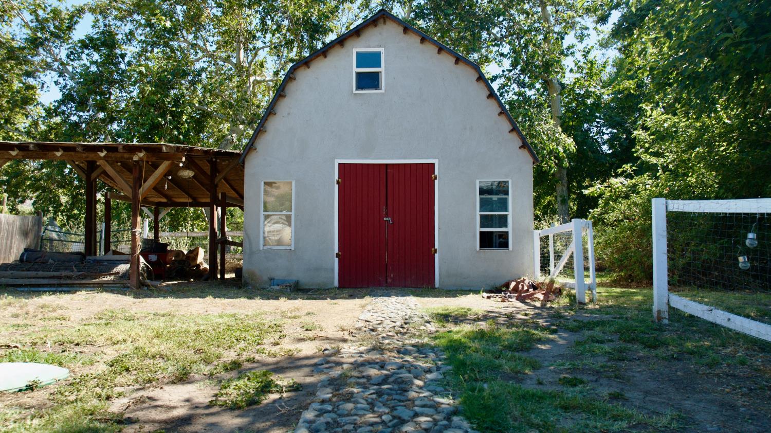 7557 Live Oak Dr, Sanger, CA 93657
