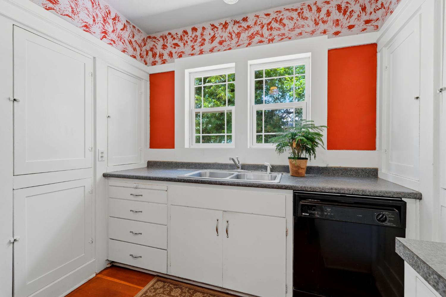 220 S D St, Exeter, CA 93221