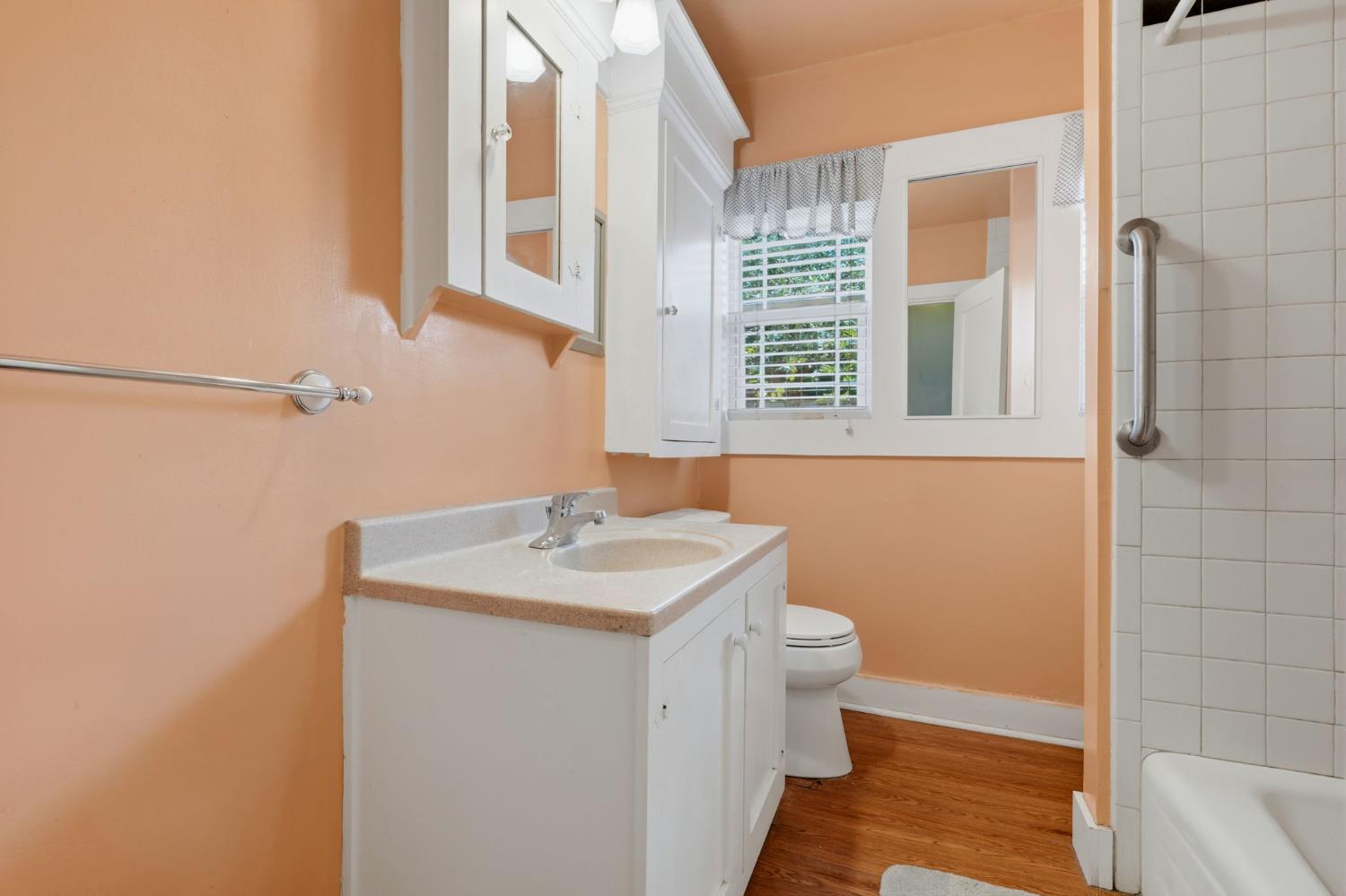 220 S D St, Exeter, CA 93221