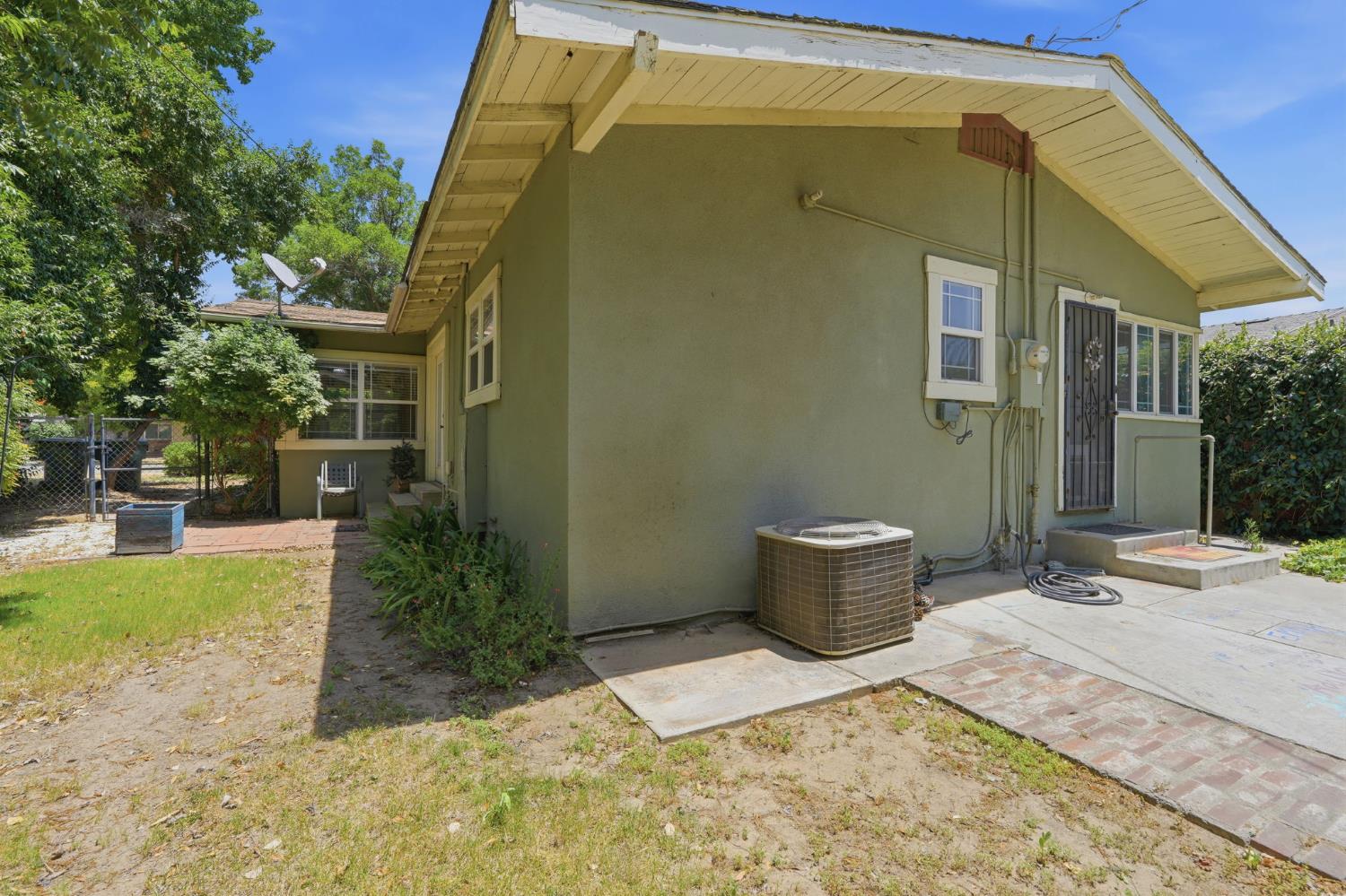 220 S D St, Exeter, CA 93221
