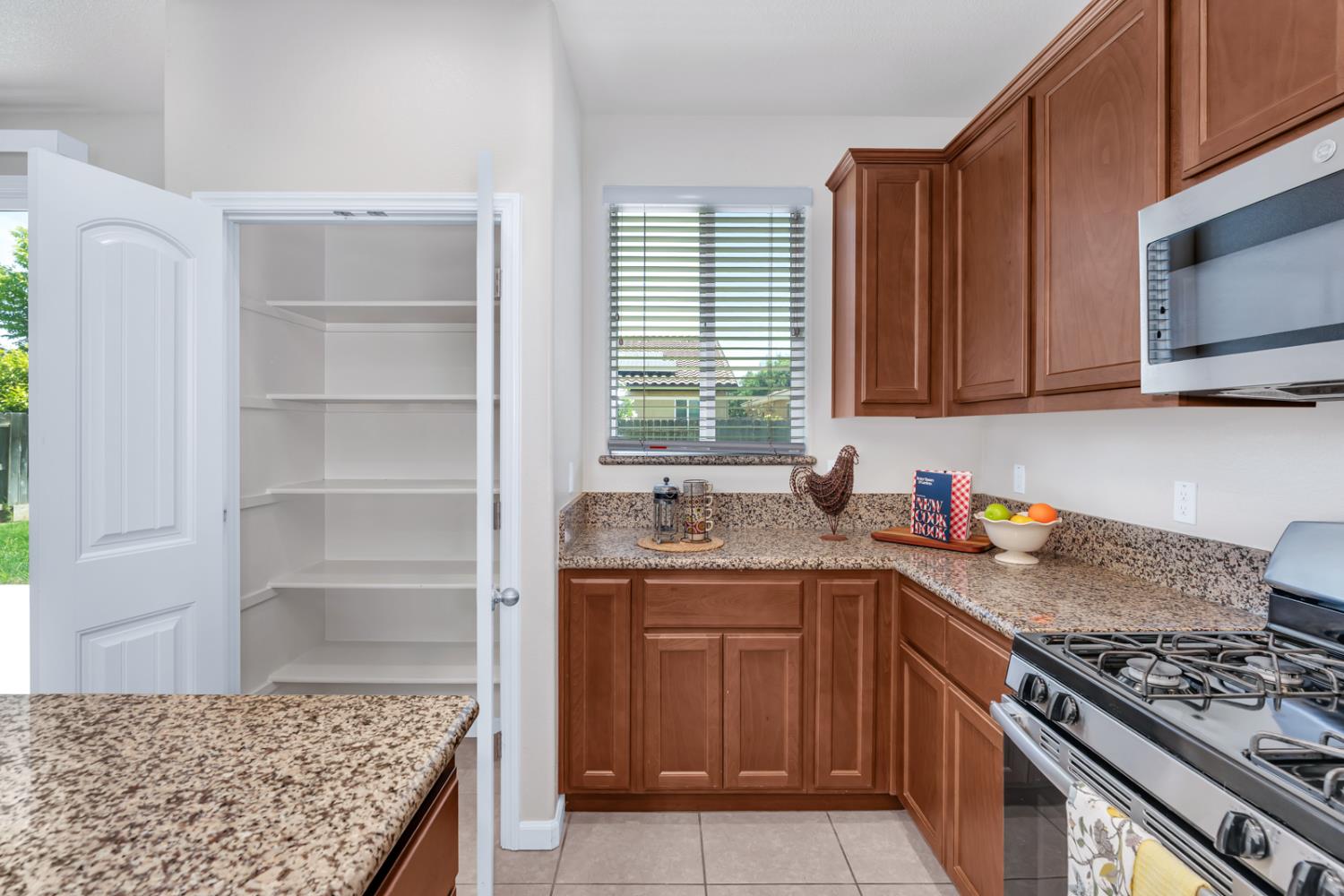 1476 Dynes S, Merced, CA 95348