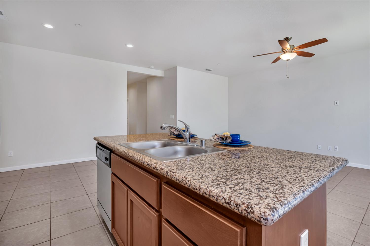 1476 Dynes S, Merced, CA 95348